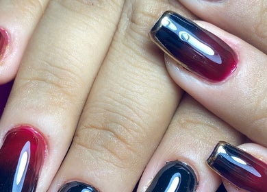 Stunning ombre nail art at Carmen Sanchez Nail Art, Atlixco, Puebla, MX. Perfect shine with red and black hues.