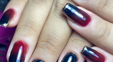 Stunning ombre nail art at Carmen Sanchez Nail Art, Atlixco, Puebla, MX. Perfect shine with red and black hues.