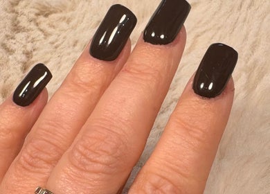 Elegant zwart gelakte nagels bij D'Nails by Shari in Lokeren, Vlaanderen, BE.