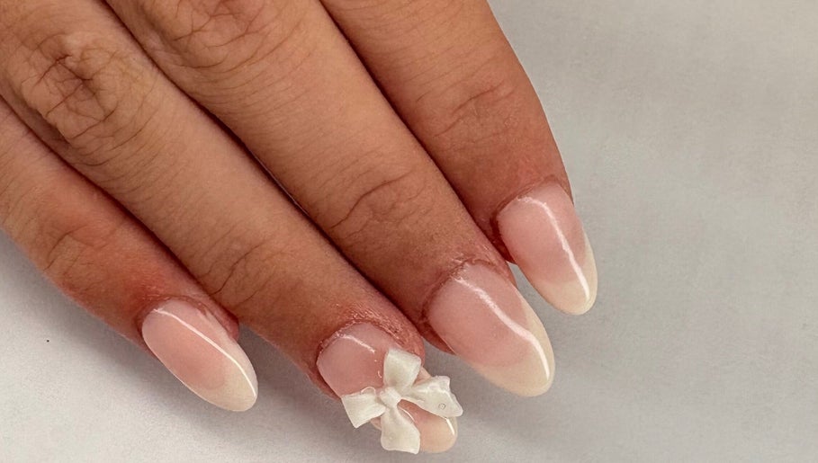 Subtiele, elegante gelnagels met strikje bij D'Nails by Shari in Lokeren, Vlaanderen, BE.