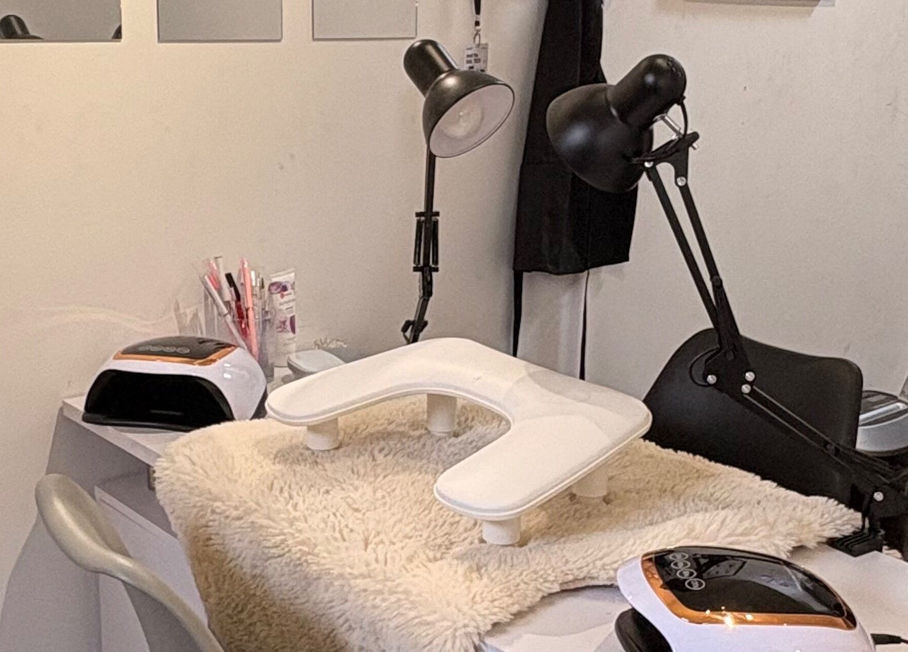 Manicure werkplek bij D'Nails by Shari in Lokeren, Vlaanderen, BE, uitgerust met lamp en nagelgereedschap.