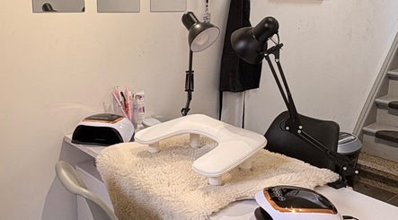 Manicure werkplek bij D'Nails by Shari in Lokeren, Vlaanderen, BE, uitgerust met lamp en nagelgereedschap.