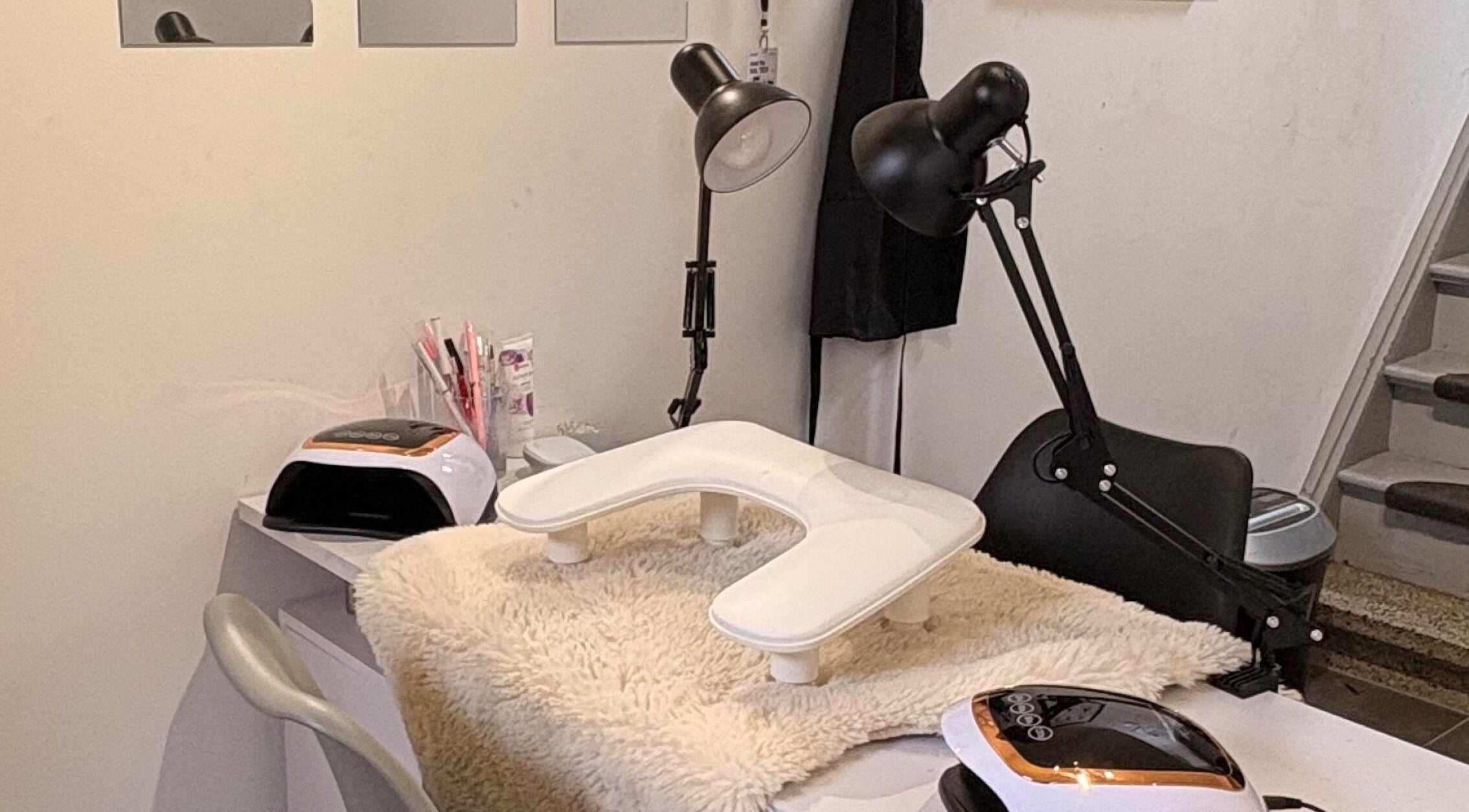 Manicure werkplek bij D'Nails by Shari in Lokeren, Vlaanderen, BE, uitgerust met lamp en nagelgereedschap.