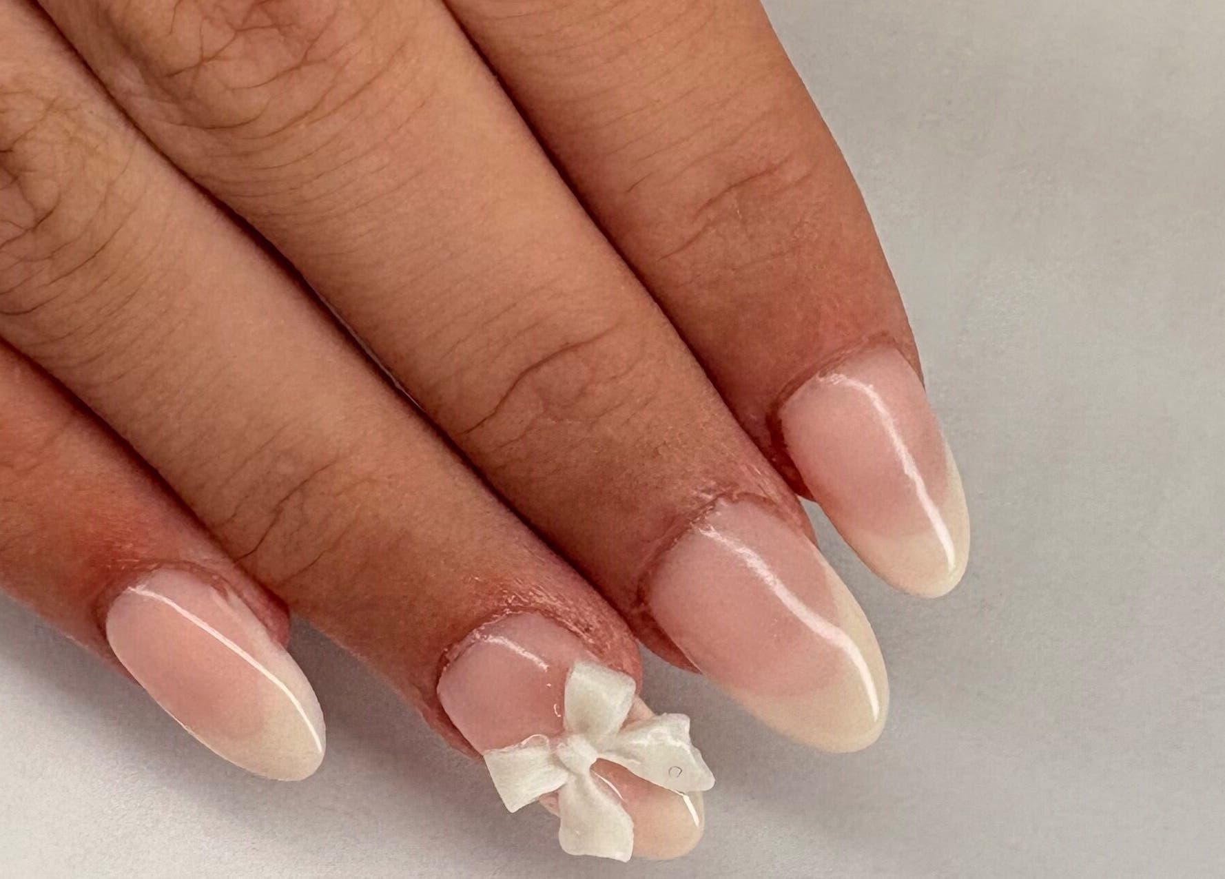 Elegant roze nagels met strikje bij D'Nails by Shari, Lokeren, Vlaanderen, BE.