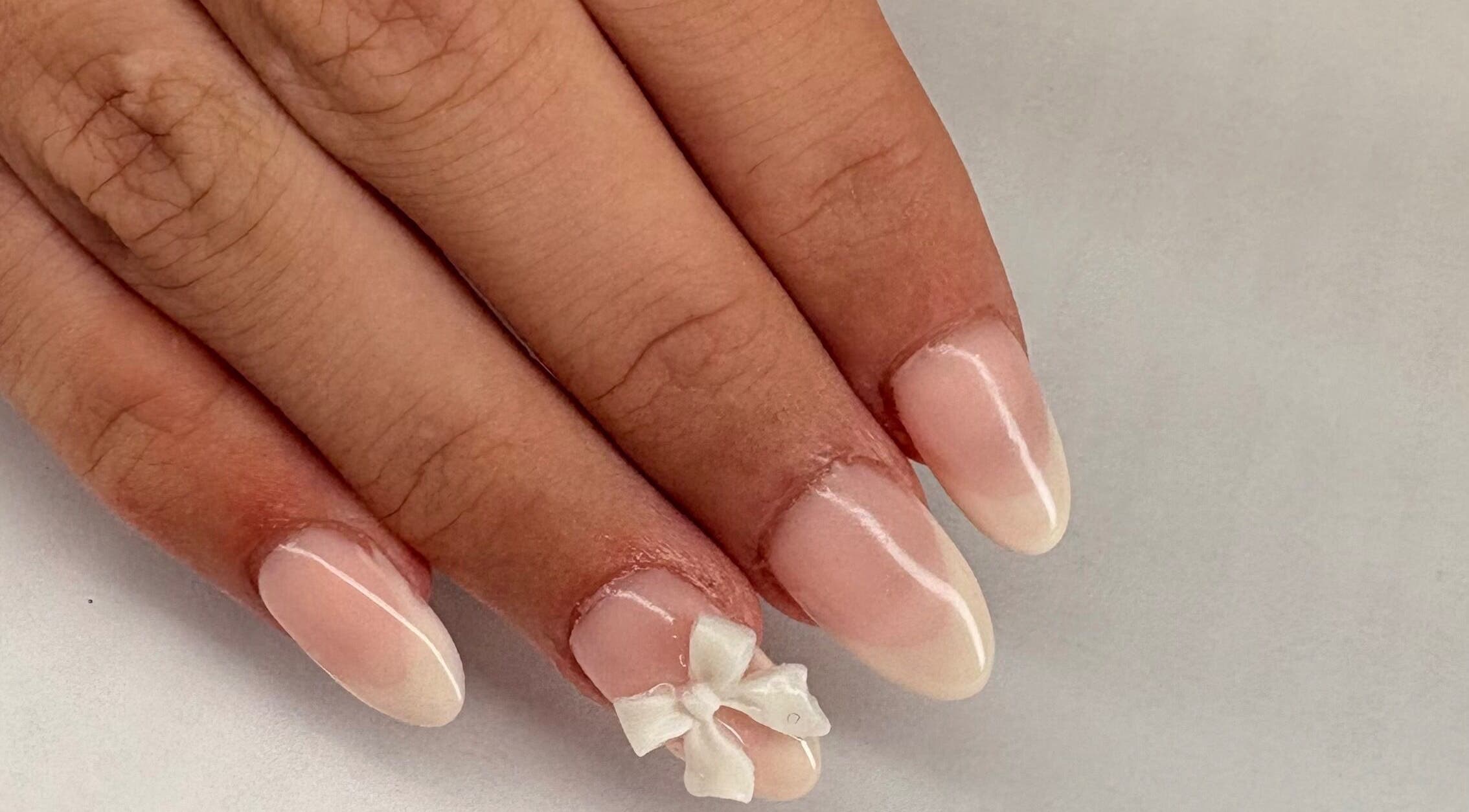 Elegant roze nagels met strikje bij D'Nails by Shari, Lokeren, Vlaanderen, BE.