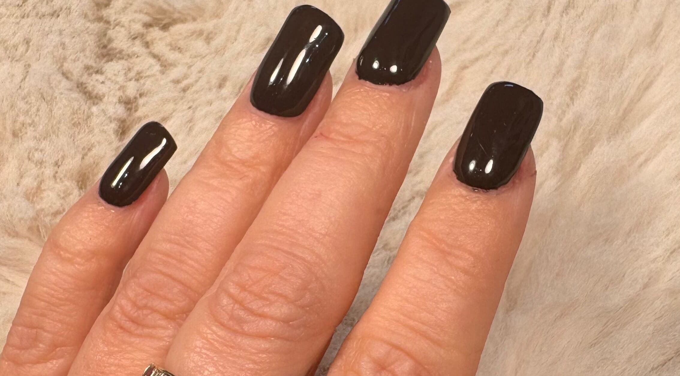 Stijlvolle donkere manicure bij D'Nails by Shari in Lokeren, Vlaanderen, BE.