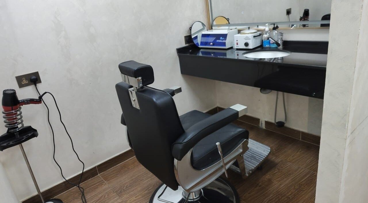 Modern black salon chair and counter at 24 minutes, Abu Dhabi, Abu Dhabi, AE, showcasing elegance.