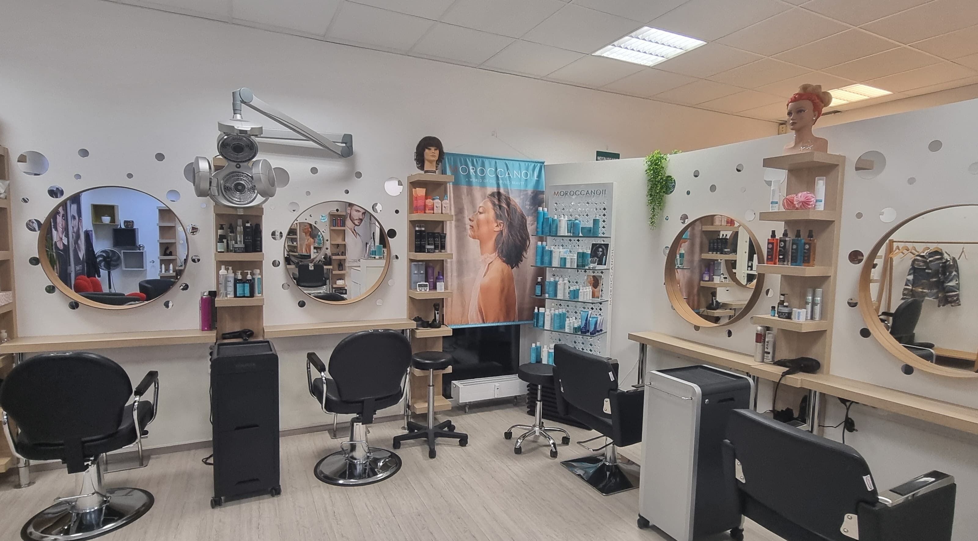 M&D Friseur Salon mit stilvollem Interieur in Freiburg Im Breisgau, Baden-Württemberg, DE.