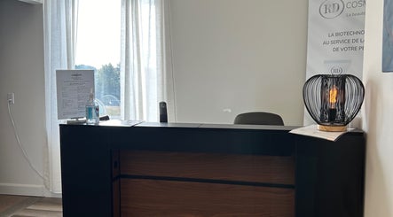 Réception accueillante à Aphrodite santé et beauté, Trois-Rivières, Québec, CA avec décor moderne.