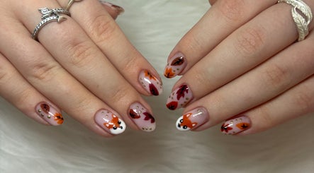 Autumn-themed nail art at Nails and Beauty by Chlo, Llanelli, Wales, GB. Fox and leaf designs.