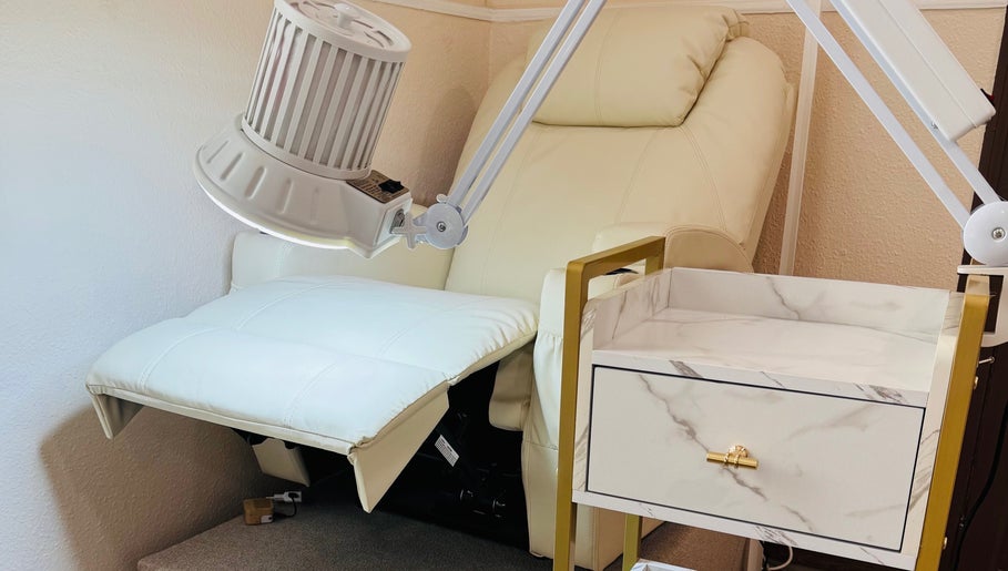 Fauteuil de soin luxueux et équipement moderne chez Nadiia beauté studio, Montpellier, Occitanie, FR.