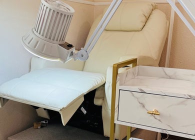 Fauteuil de soin luxueux et équipement moderne chez Nadiia beauté studio, Montpellier, Occitanie, FR.