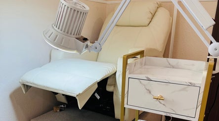 Fauteuil de soin luxueux et équipement moderne chez Nadiia beauté studio, Montpellier, Occitanie, FR.