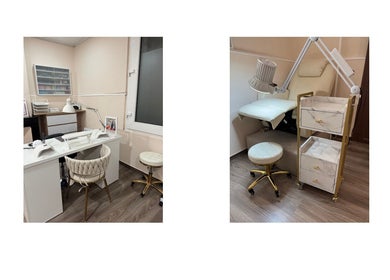 Salon élégant de Nadiia beauté studio à Montpellier, Occitanie, FR, avec sièges luxueux et équipements modernes.