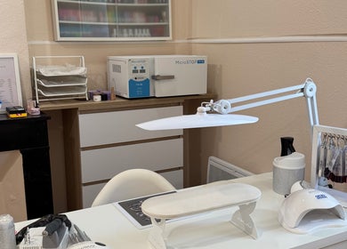 Espace manucure à Nadiia beauté studio, Montpellier, Occitanie, FR, équipé de matériel moderne.