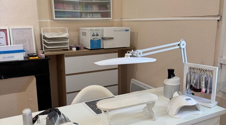 Espace manucure à Nadiia beauté studio, Montpellier, Occitanie, FR, équipé de matériel moderne.