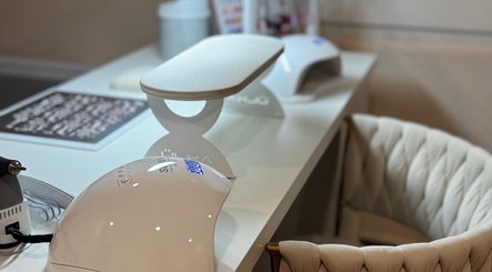 Un poste de manucure élégant au Nadiia Beauté Studio à Montpellier, Occitanie, FR, prêt pour une séance luxueuse.