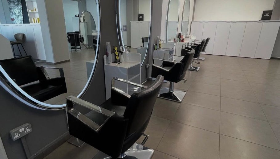 Εσωτερικό του Hair Masters Hair Salon στη Λεμεσό, Λεμεσό, CY με κομψούς καθρέφτες και άνετες καρέκλες.