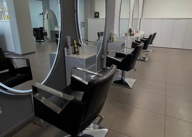Εσωτερικό του Hair Masters Hair Salon στη Λεμεσό, Λεμεσό, CY με κομψούς καθρέφτες και άνετες καρέκλες.