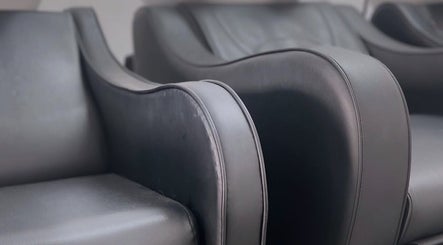 Άνετες καρέκλες στο Hair masters hair salon, Λεμεσός, Λεμεσός, CY, προσφέρουν μοναδική εμπειρία.