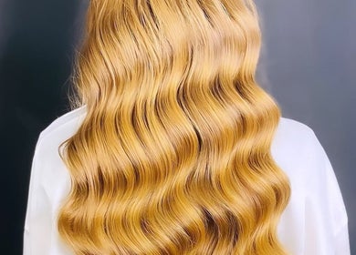 Μακριά ξανθά κυματιστά μαλλιά στο Hair masters hair salon, Λεμεσός, Λεμεσός, CY.