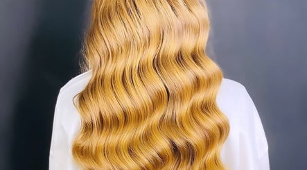 Μακριά ξανθά κυματιστά μαλλιά στο Hair masters hair salon, Λεμεσός, Λεμεσός, CY.