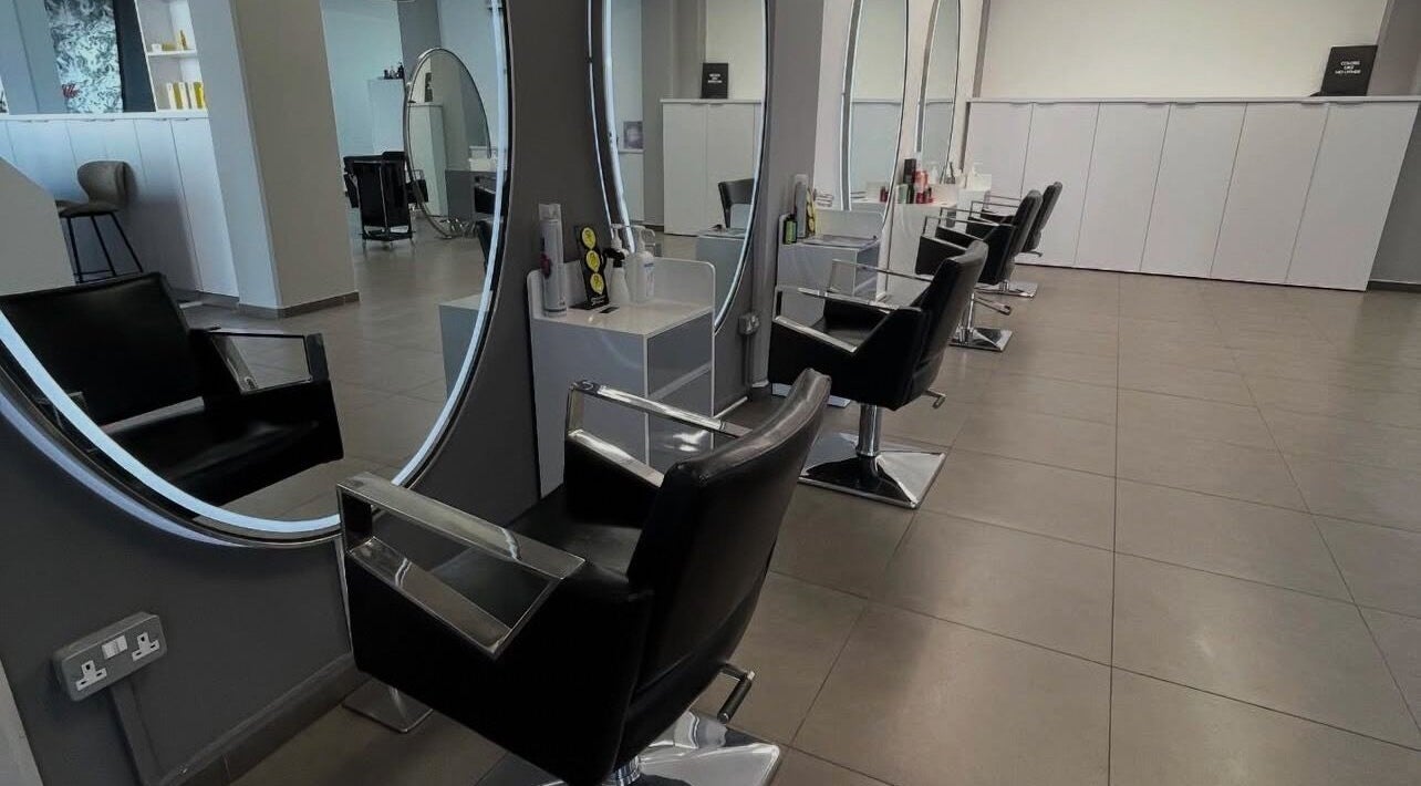 Κομψό εσωτερικό του Hair Masters Hair Salon στη Λεμεσό, Λεμεσό, CY με καθρέφτες και καθίσματα.