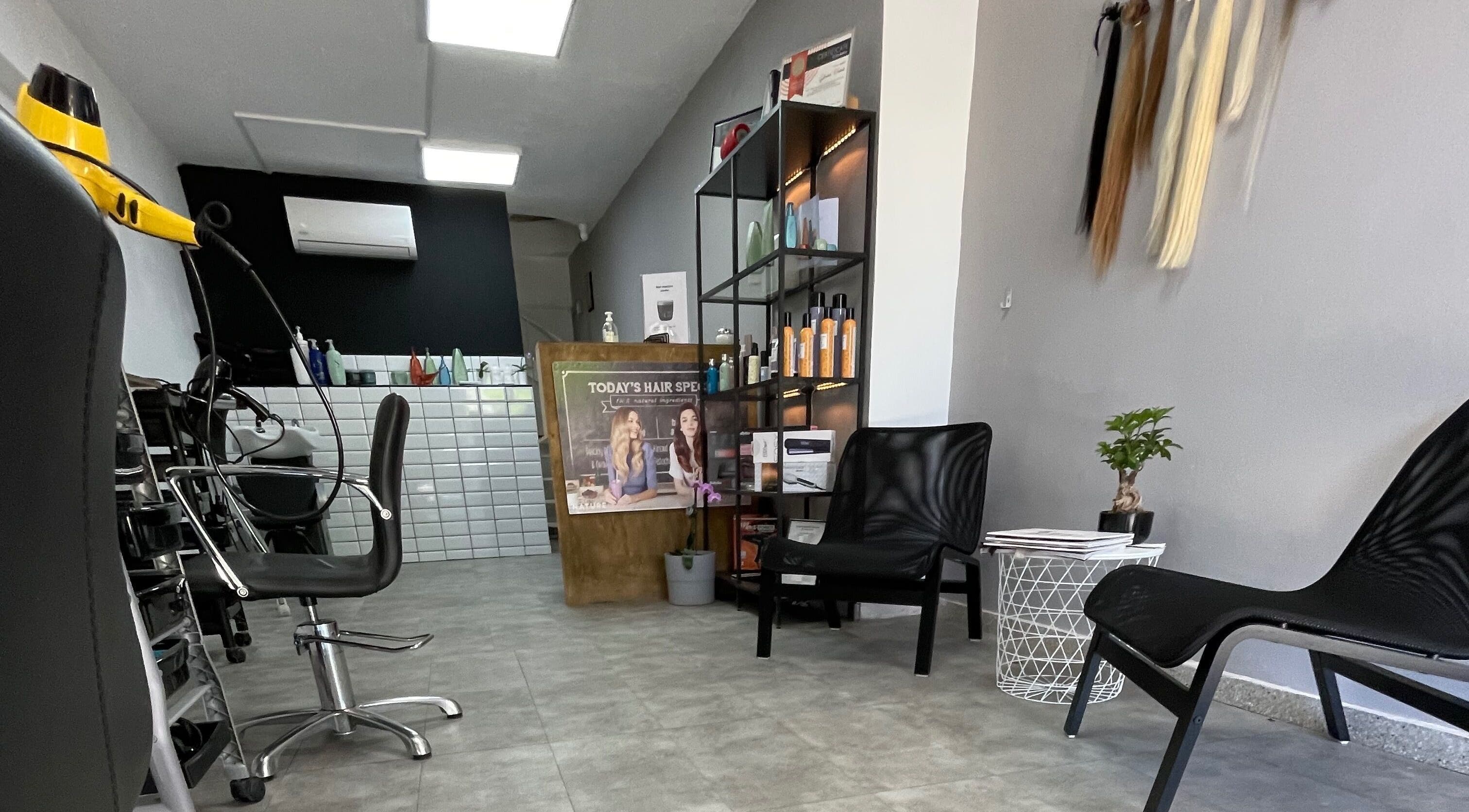 Μοντέρνο εσωτερικό Hair masters hair salon Λάρνακα, Λάρνακα, CY με εξοπλισμό κομμωτικής και κομψή διακόσμηση.