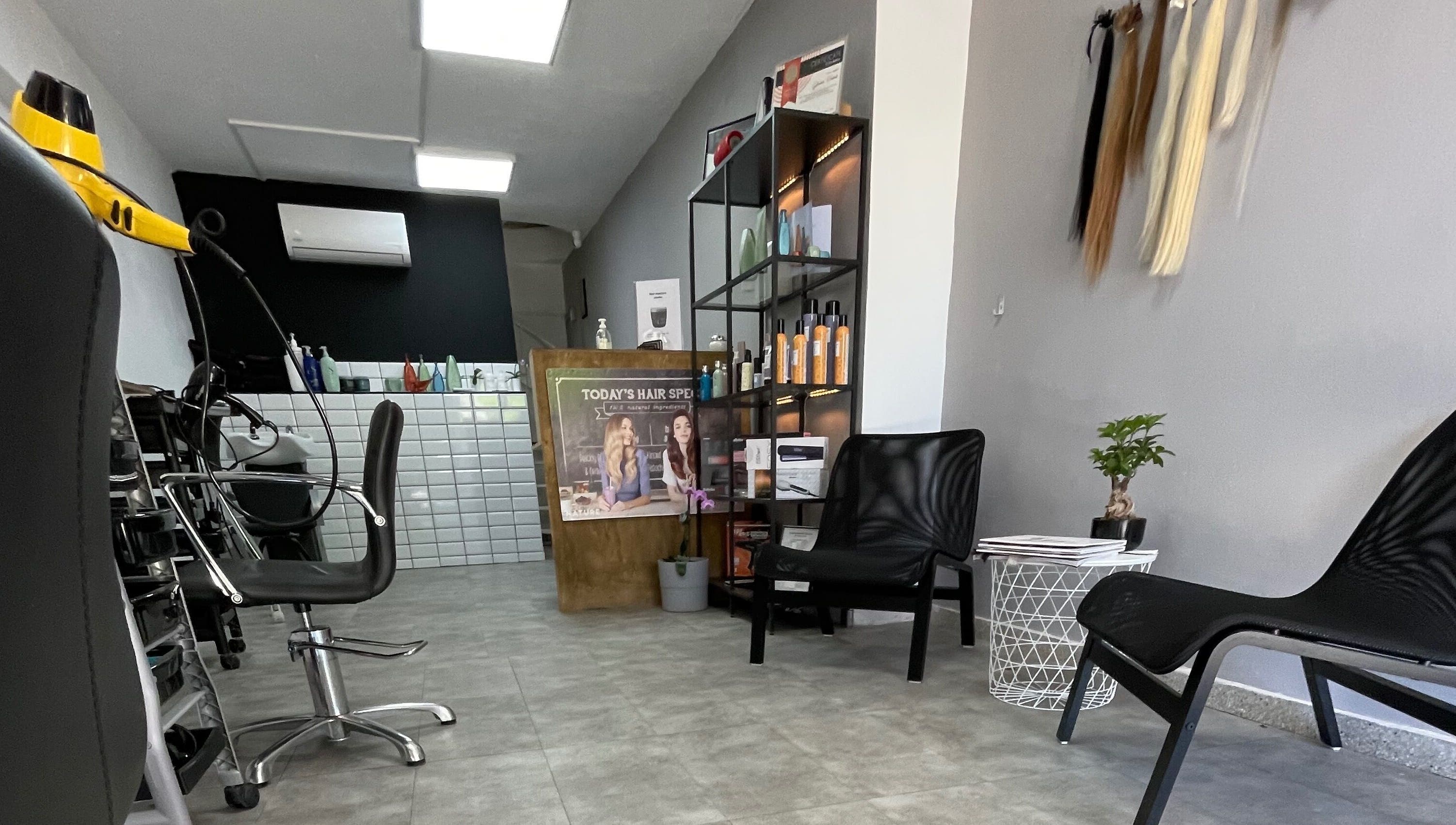 Εσωτερικό Hair masters hair salon Larnaka στη Λάρνακα, φωτεινός χώρος με μοντέρνα διακόσμηση.