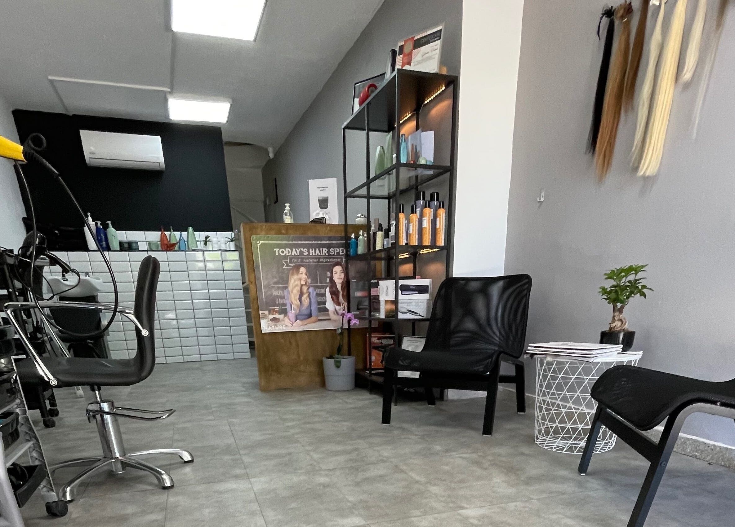 Εσωτερικό Hair masters hair salon Larnaka στη Λάρνακα, φωτεινός χώρος με μοντέρνα διακόσμηση.