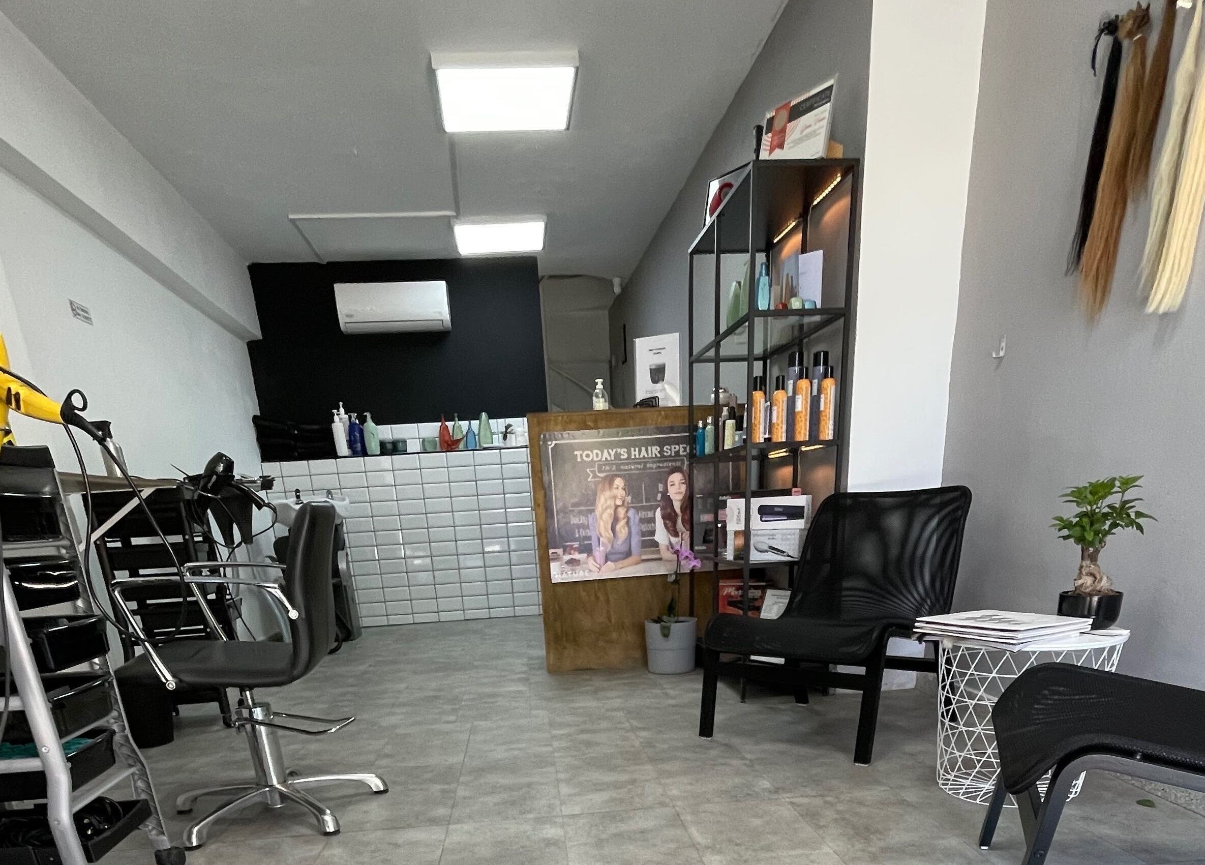 Μοντέρνος εσωτερικός χώρος στο Hair masters hair salon Larnaka, Λάρνακα, Λάρνακα, CY με καρέκλες και προϊόντα ομορφιάς.