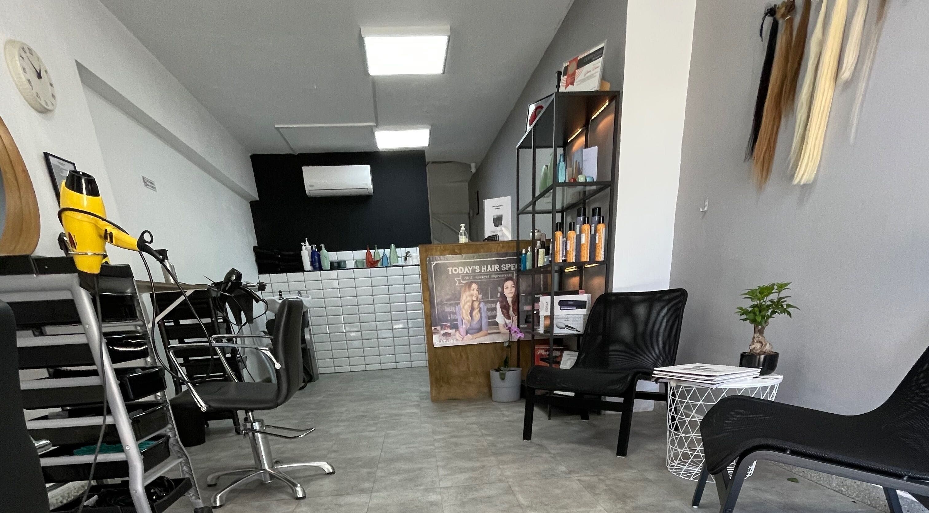Μοντέρνος εσωτερικός χώρος στο Hair masters hair salon Larnaka, Λάρνακα, Λάρνακα, CY με καρέκλες και προϊόντα ομορφιάς.