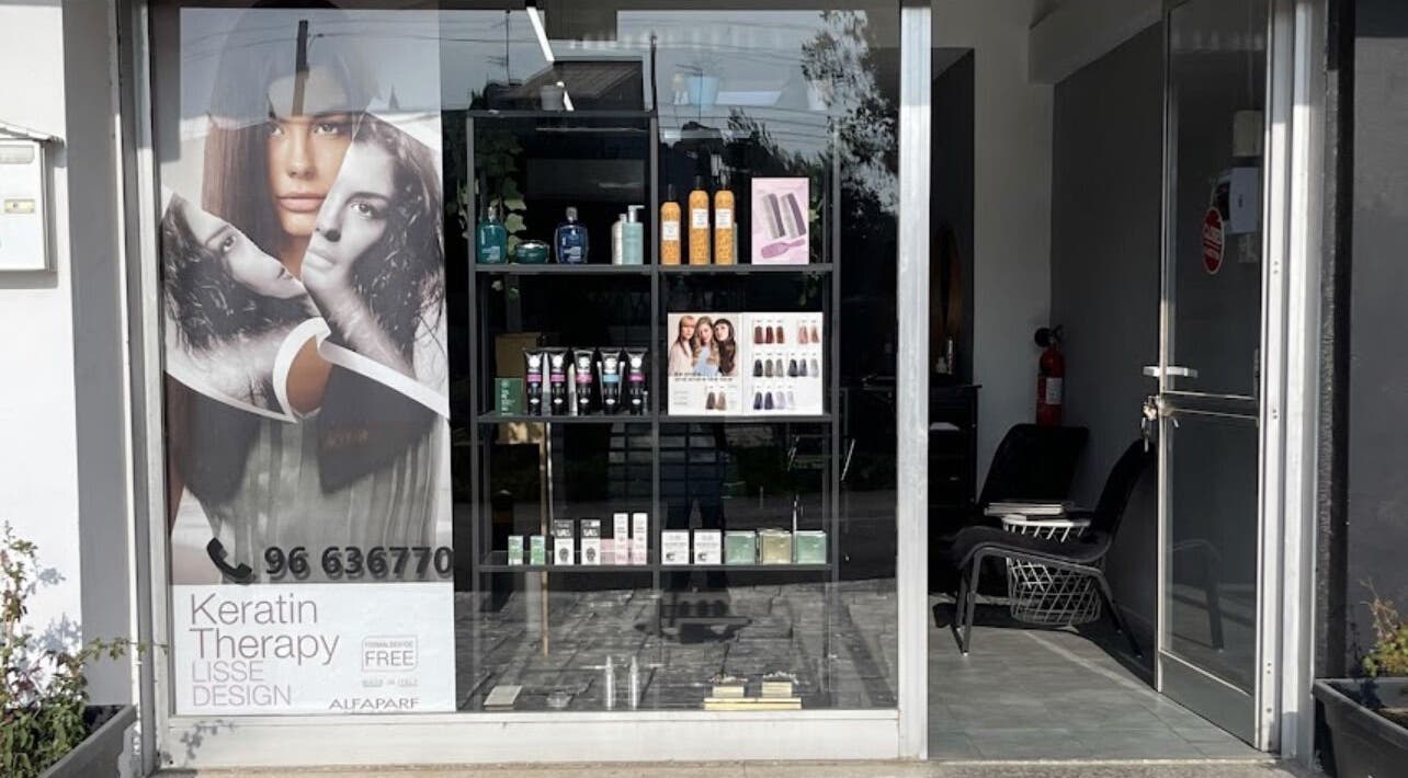 Βιτρίνα του Hair masters hair salon Larnaka με προϊόντα περιποίησης στη Λάρνακα, Λάρνακα, CY.