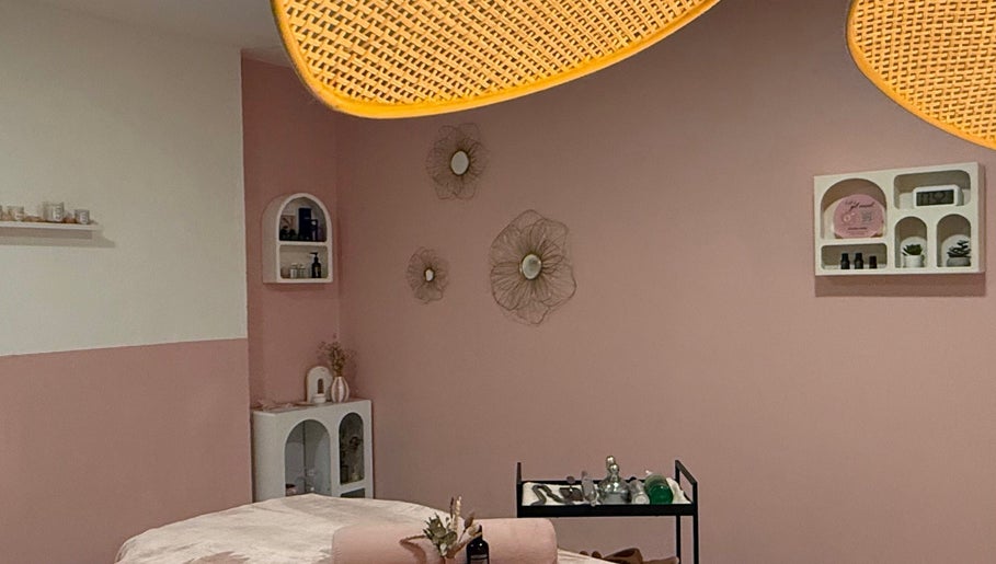 Salle de soin paisible de Maison Maréa, Bourg-de-péage, Auvergne-rhône-alpes, FR avec décor pastel apaisant.