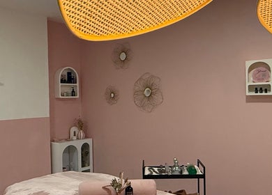 Salle de soin paisible de Maison Maréa, Bourg-de-péage, Auvergne-rhône-alpes, FR avec décor pastel apaisant.