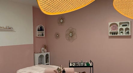 Salle de soin paisible de Maison Maréa, Bourg-de-péage, Auvergne-rhône-alpes, FR avec décor pastel apaisant.