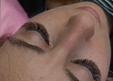 Zabieg rzęs w LadyLook Asia Żurawska, Mikołów, Województwo Śląskie, PL. Zbliżenie na eleganckie przedłużone rzęsy.