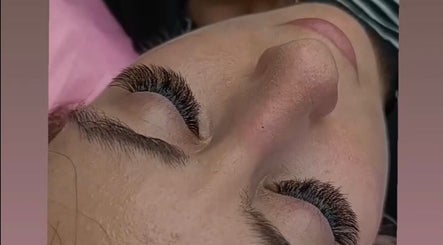 Zabieg rzęs w LadyLook Asia Żurawska, Mikołów, Województwo Śląskie, PL. Zbliżenie na eleganckie przedłużone rzęsy.