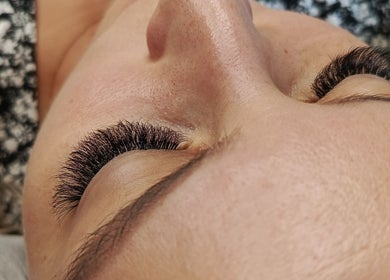 Zbliżenie na przedłużone rzęsy w LadyLook Asia Żurawska w Mikołów, Województwo Śląskie, PL.
