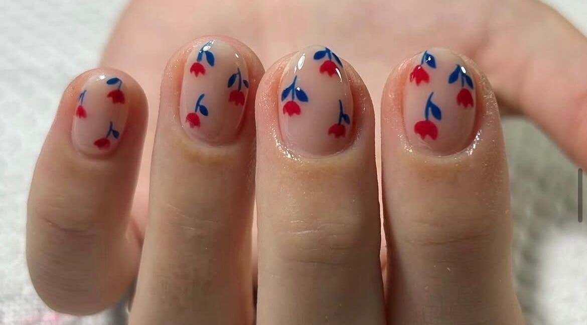 Elegant nail art with red and blue flowers at Luciana camiña, 9 De Julio, Provincia De Buenos Aires, AR.