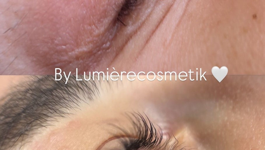 Nahaufnahme eines behandelten Auges bei Lumièrecosmetik, Hechingen, Baden-Württemberg, DE für strahlende Haut.
