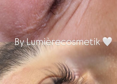 Nahaufnahme eines behandelten Auges bei Lumièrecosmetik, Hechingen, Baden-Württemberg, DE für strahlende Haut.