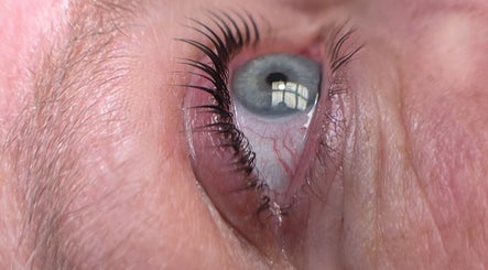 Nahaufnahme eines Auges bei Lumièrecosmetik in Hechingen, Baden-Württemberg, DE, mit gepflegten Wimpern.