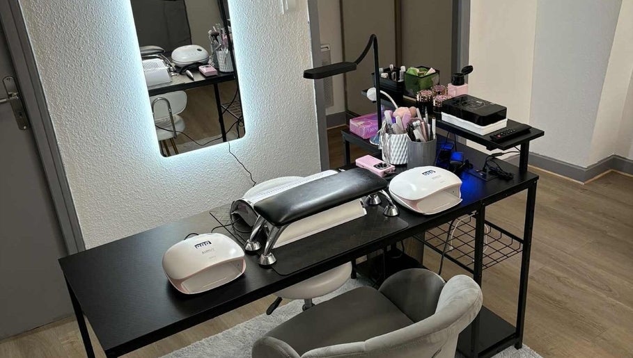 Espace manucure moderne chez jm'nails55, Bar-le-duc, Grand Est, FR, avec mobilier élégant et outils professionnels.