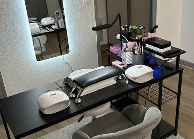 Espace manucure moderne chez jm'nails55, Bar-le-duc, Grand Est, FR, avec mobilier élégant et outils professionnels.