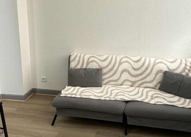 Salon confortable chez jm'nails55, Bar-le-Duc, Grand Est, FR avec canapé élégant et couverture.