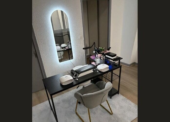Poste de travail élégant chez Jm'nails55, Bar-le-duc, Grand Est, FR avec miroir lumineux.