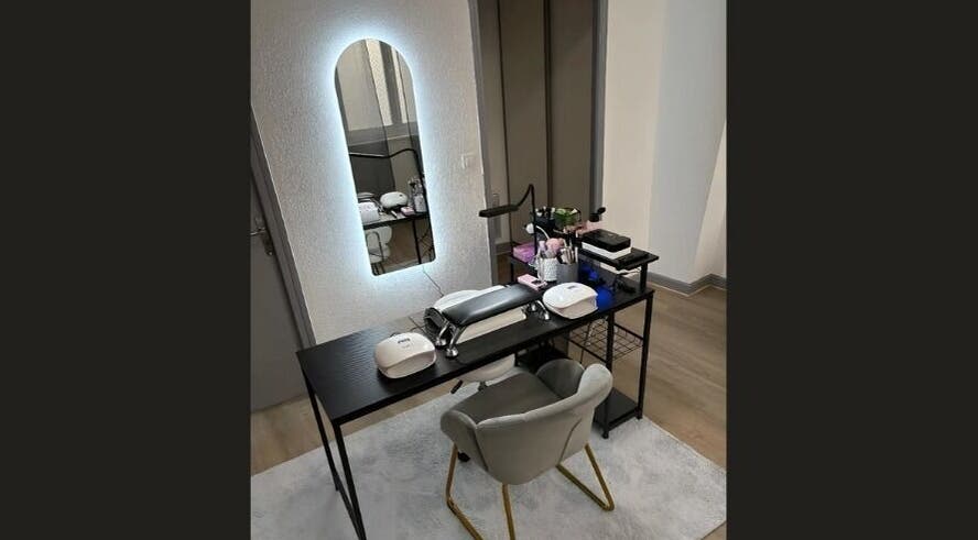 Poste de travail élégant chez Jm'nails55, Bar-le-duc, Grand Est, FR avec miroir lumineux.