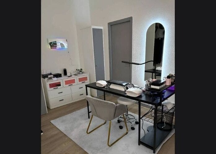 Intérieur moderne de Jm'nails55 à Bar-le-duc, Grand Est, FR, avec bureau de manucure et miroir stylé.