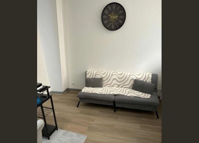 Salon confortable chez Jm'nails55, Bar-le-duc, Grand Est, FR, avec canapé moderne et décoration minimaliste.